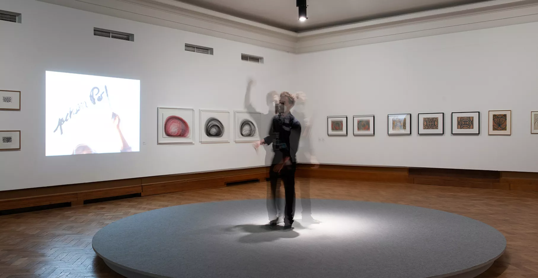"Danser brut" à Bozar, performance d'un homme dansant sur une scène.
