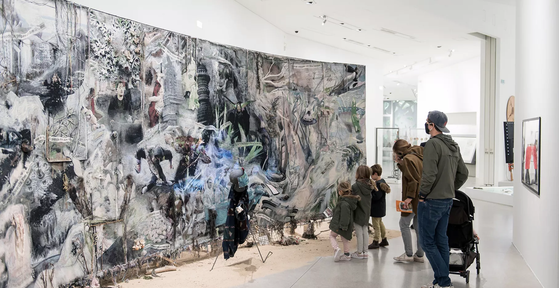 Exposition "Laure Prouvost. Deep See Blue Surrounding You", visiteur dans l'exposition.