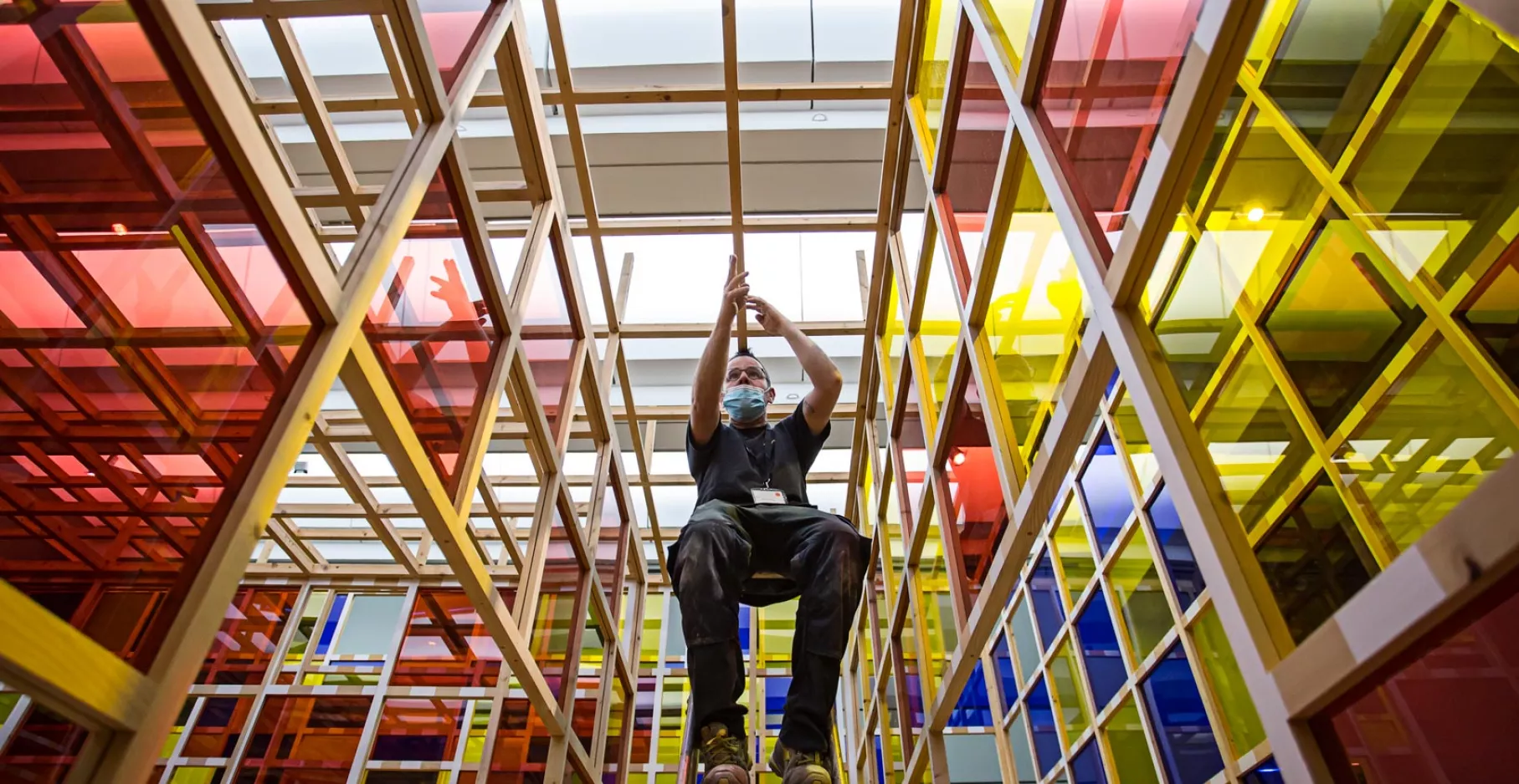 Buren, œuvre en métal et en verre. En plein chantier.