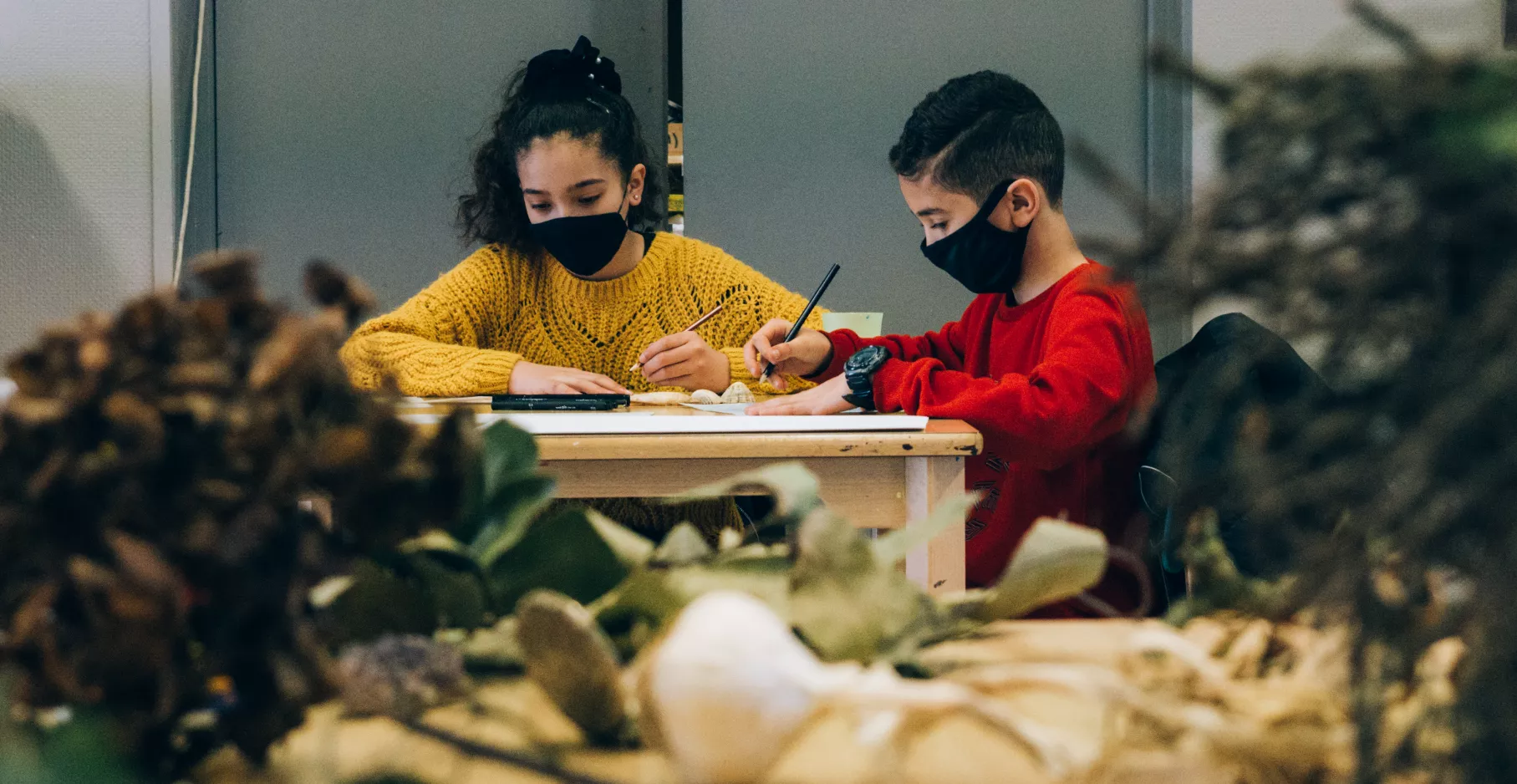 Enfant dessinant lors d'un atelier.