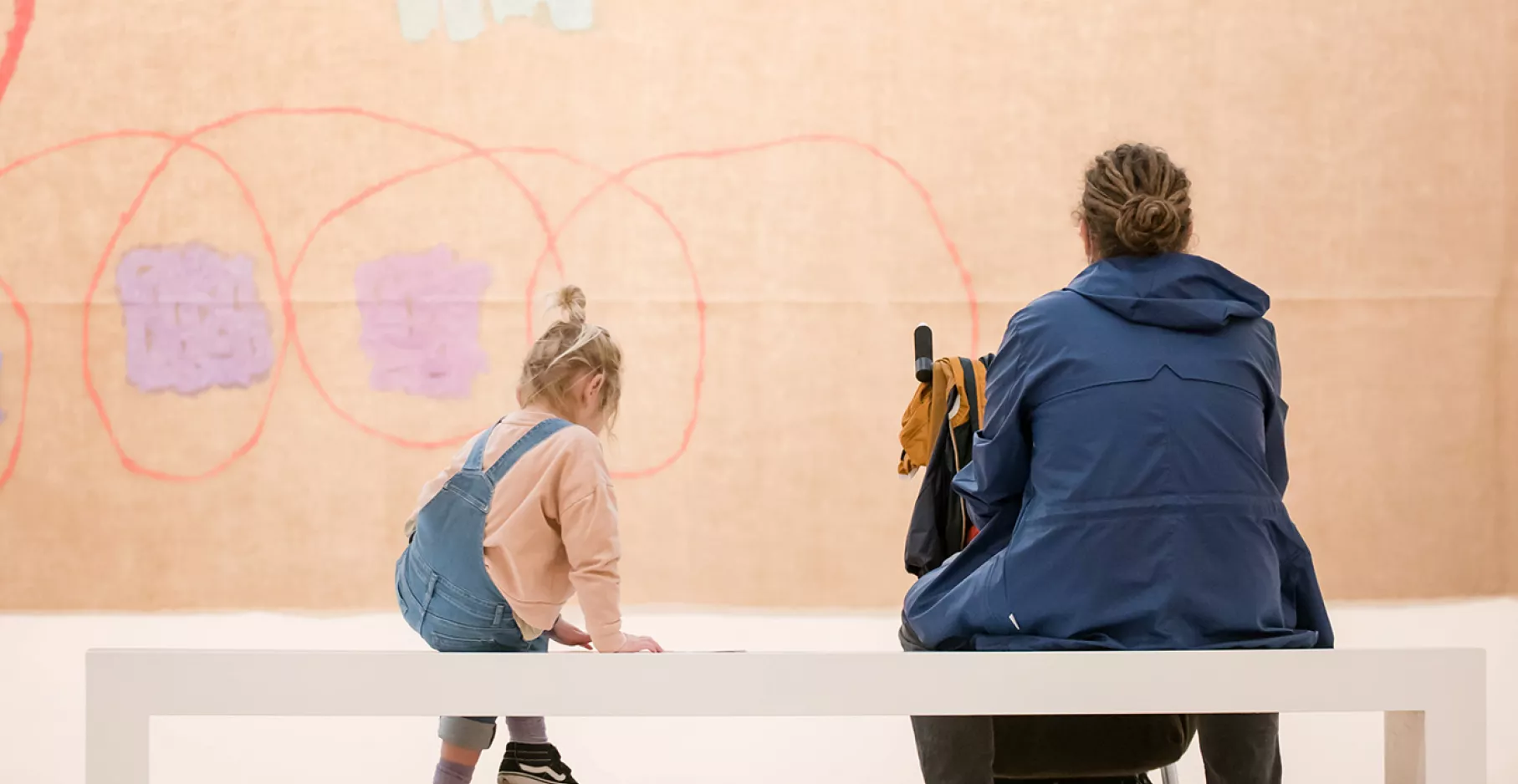 Deux visiteuses dans une exposition du musée contemplant une toile.