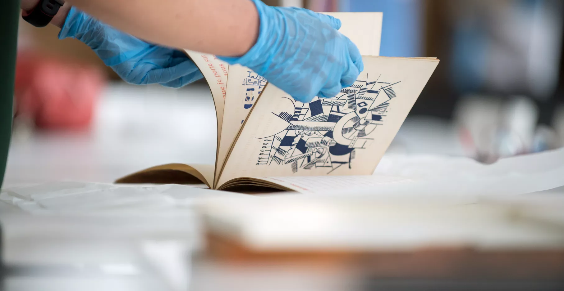 Manipulation d'un livre de la réserve de la bibliothèque du musée.