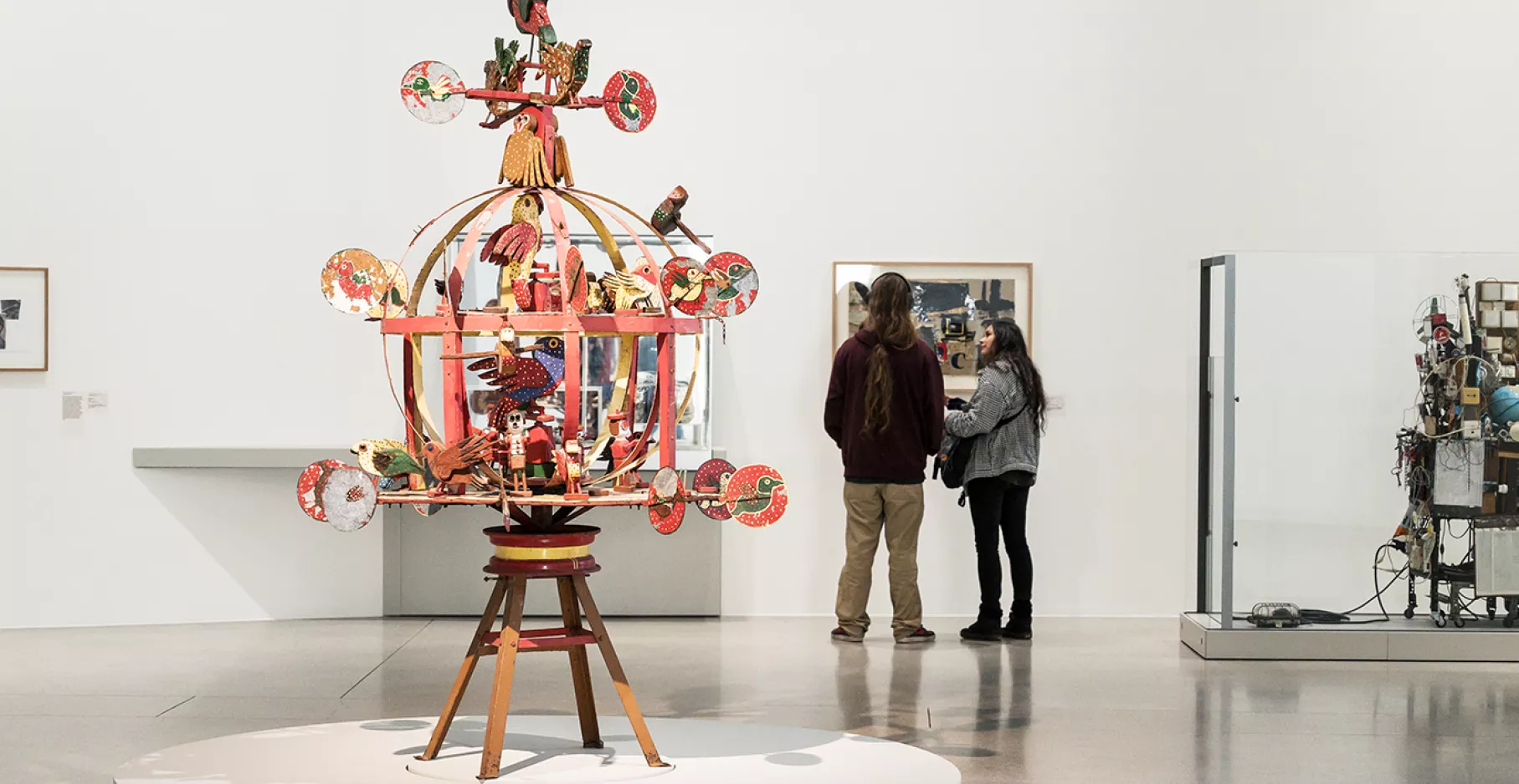 Salle d'exposition d'art brut du musée. Avec sculpture représentant un manège à oiseau.