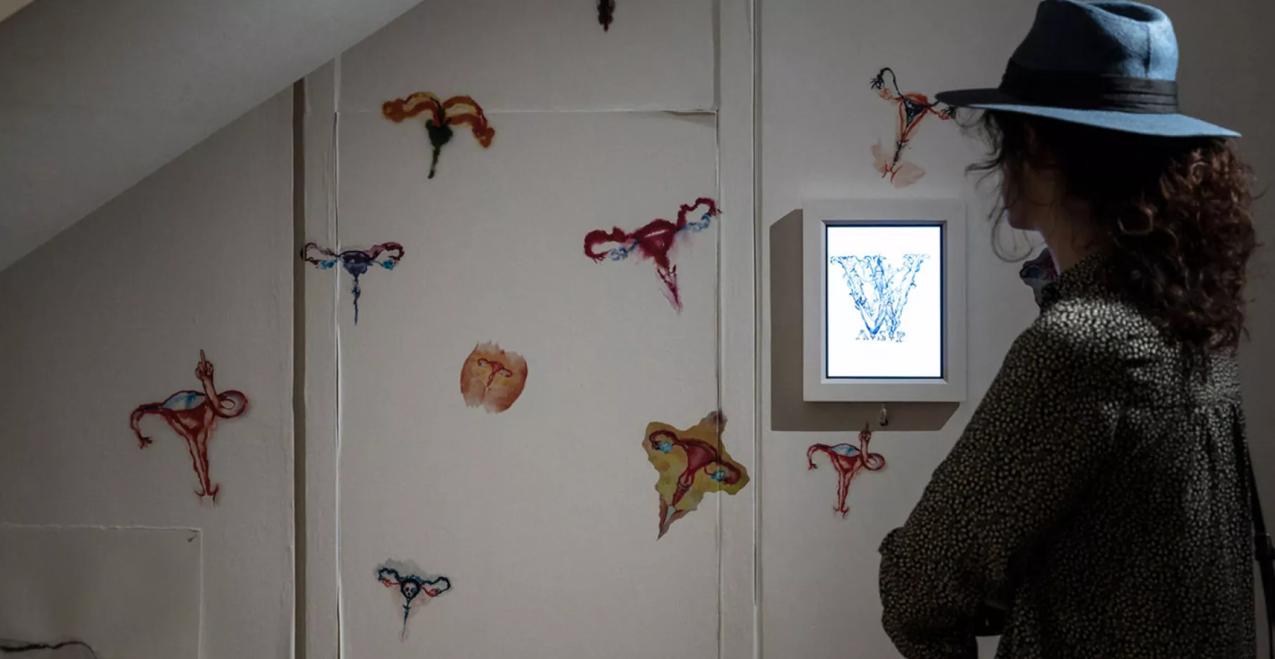 Annette Messager. Photographie d'un mur de l'exposition recouvert de dessins d'utérus.