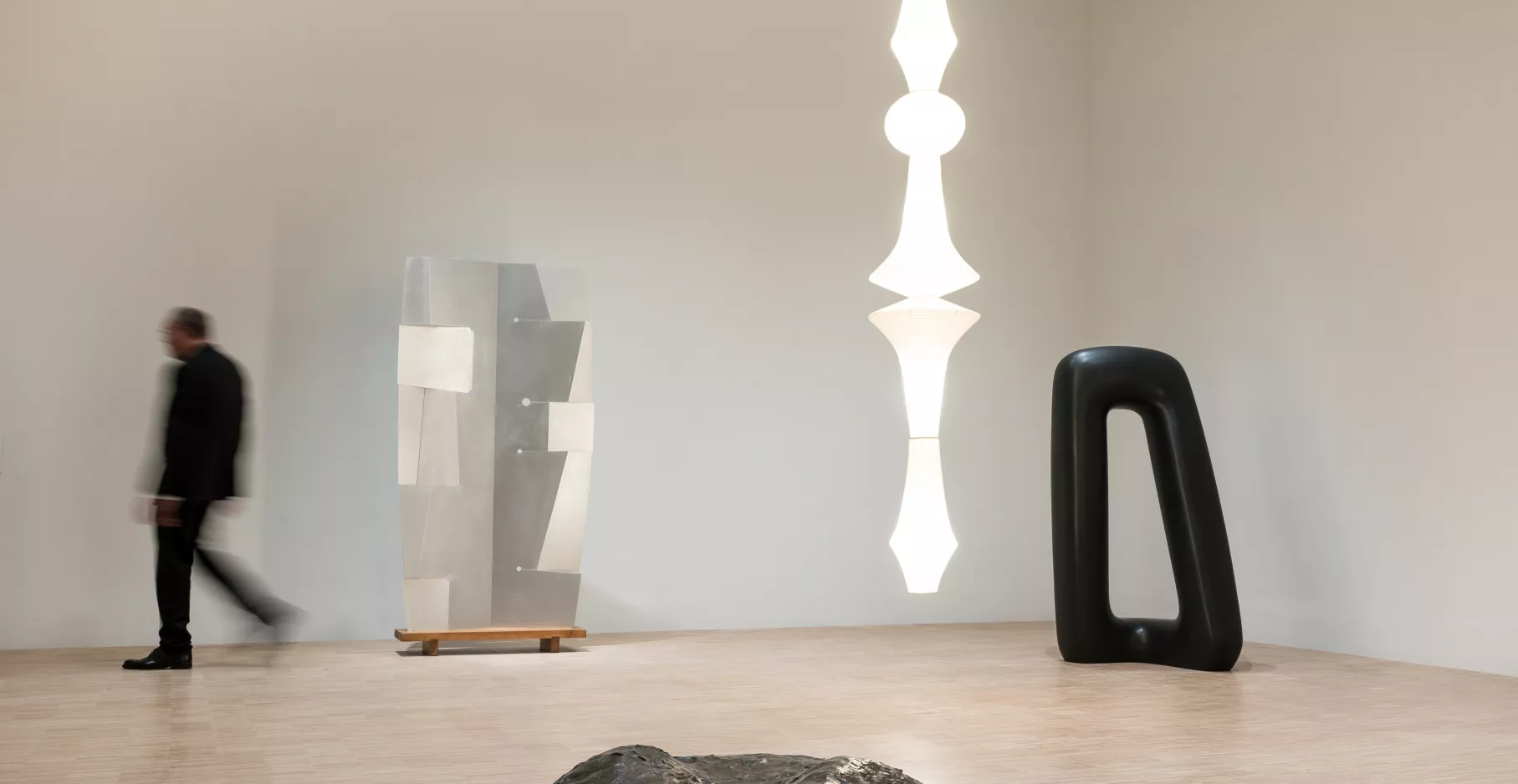 Visiteur dans l'exposition Isamu Noguchi.