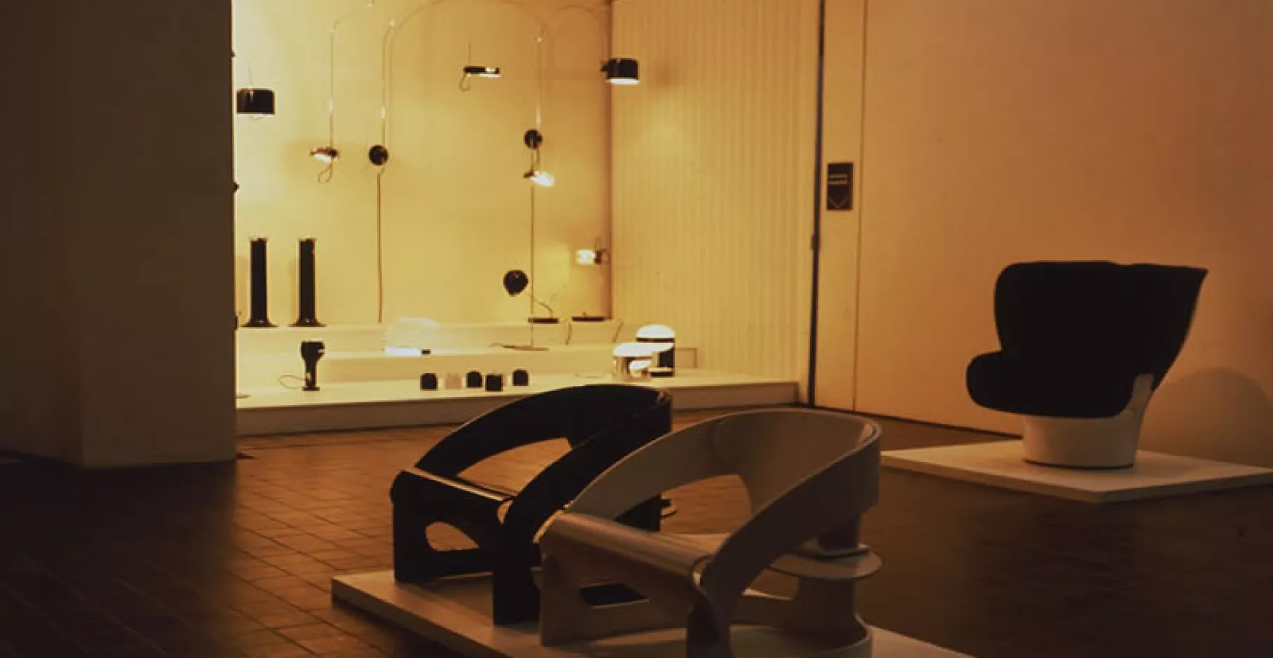Salle d'exposition présentant des luminaires et des fauteuils.
