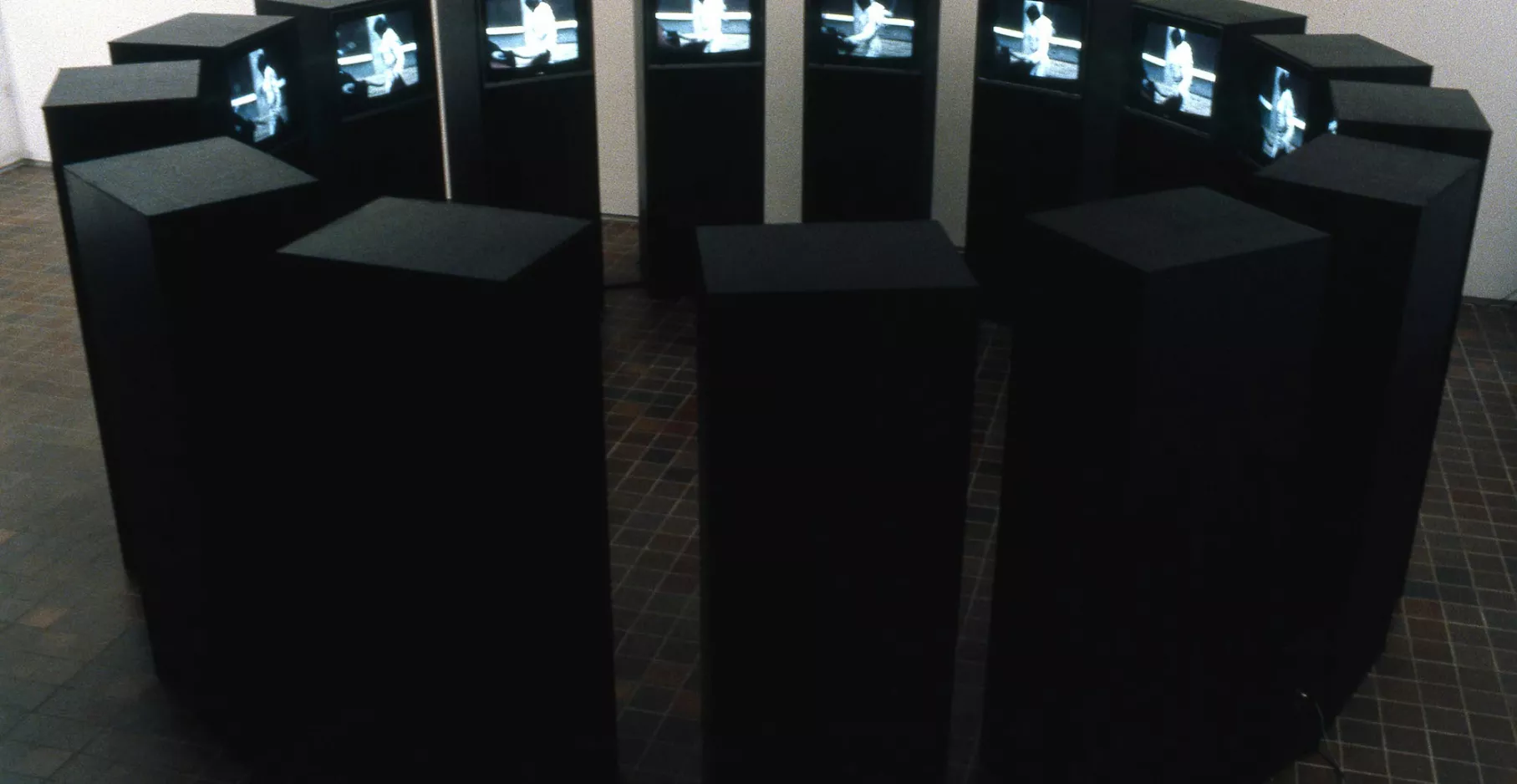 Ecrans de télévision mis en cercle.