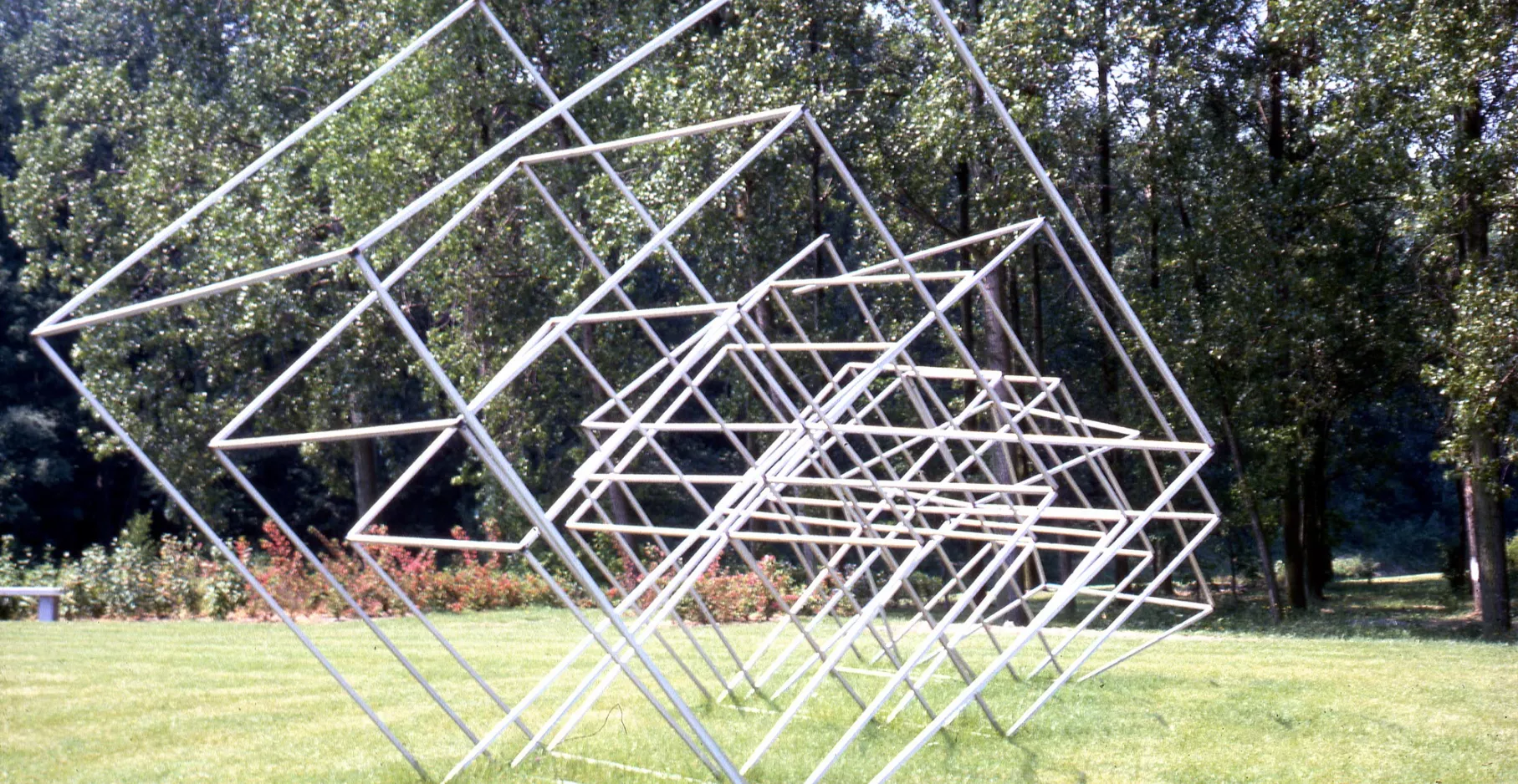 Vue du parc et d'une œuvre sculpturale métallique.