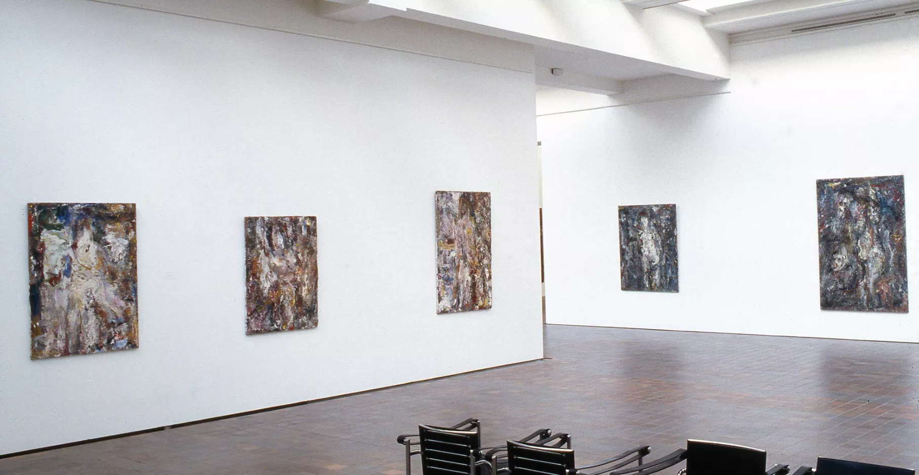 Salle d'exposition présentant des œuvres d'Eugène Leroy.
