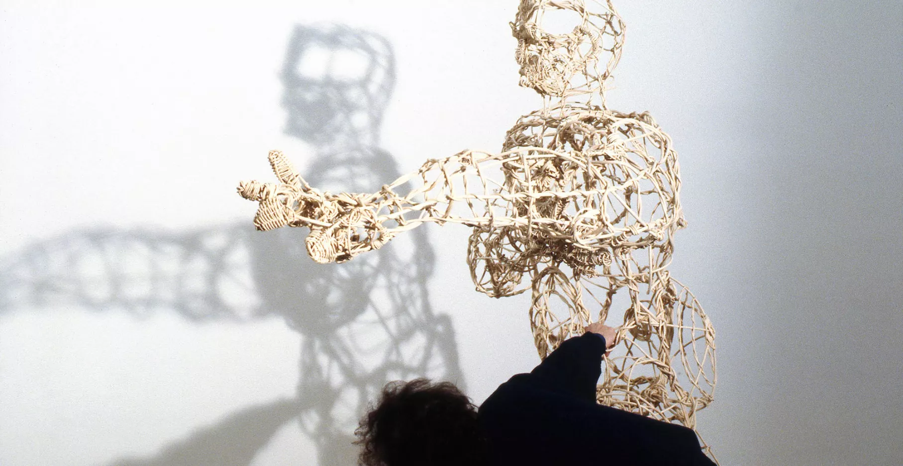 Sculpture laissant apparaitre grâce à la lumière une ombre.