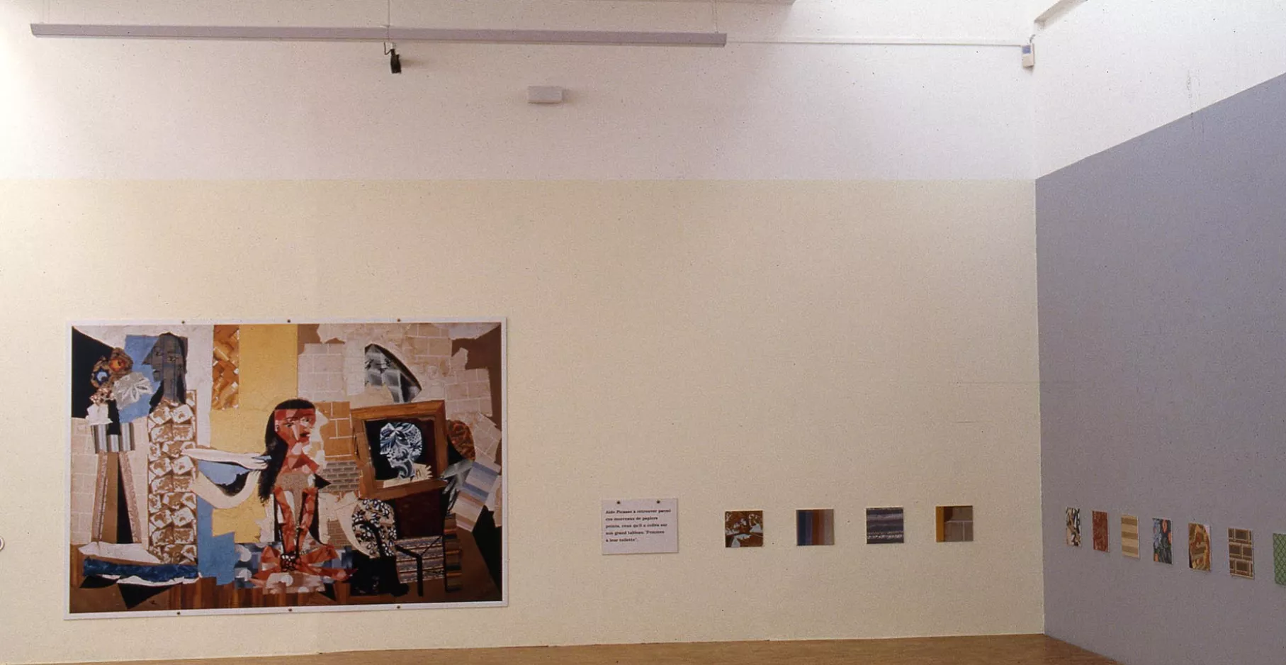 Vue d'une salle d'exposition avec des tableaux de Picasso.