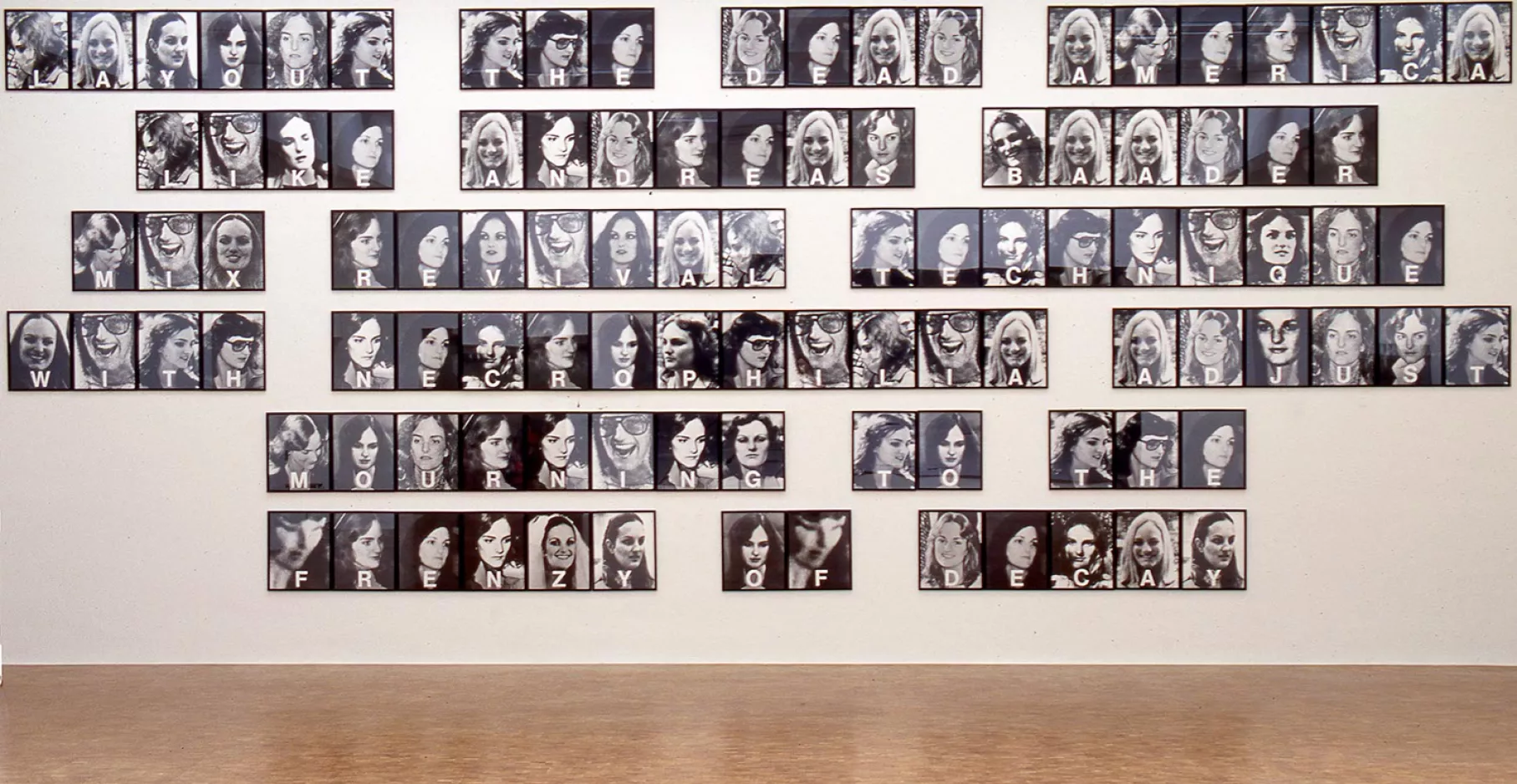 Mur d'une salle d'exposition remplis de portrait photographique en noir et blanc.