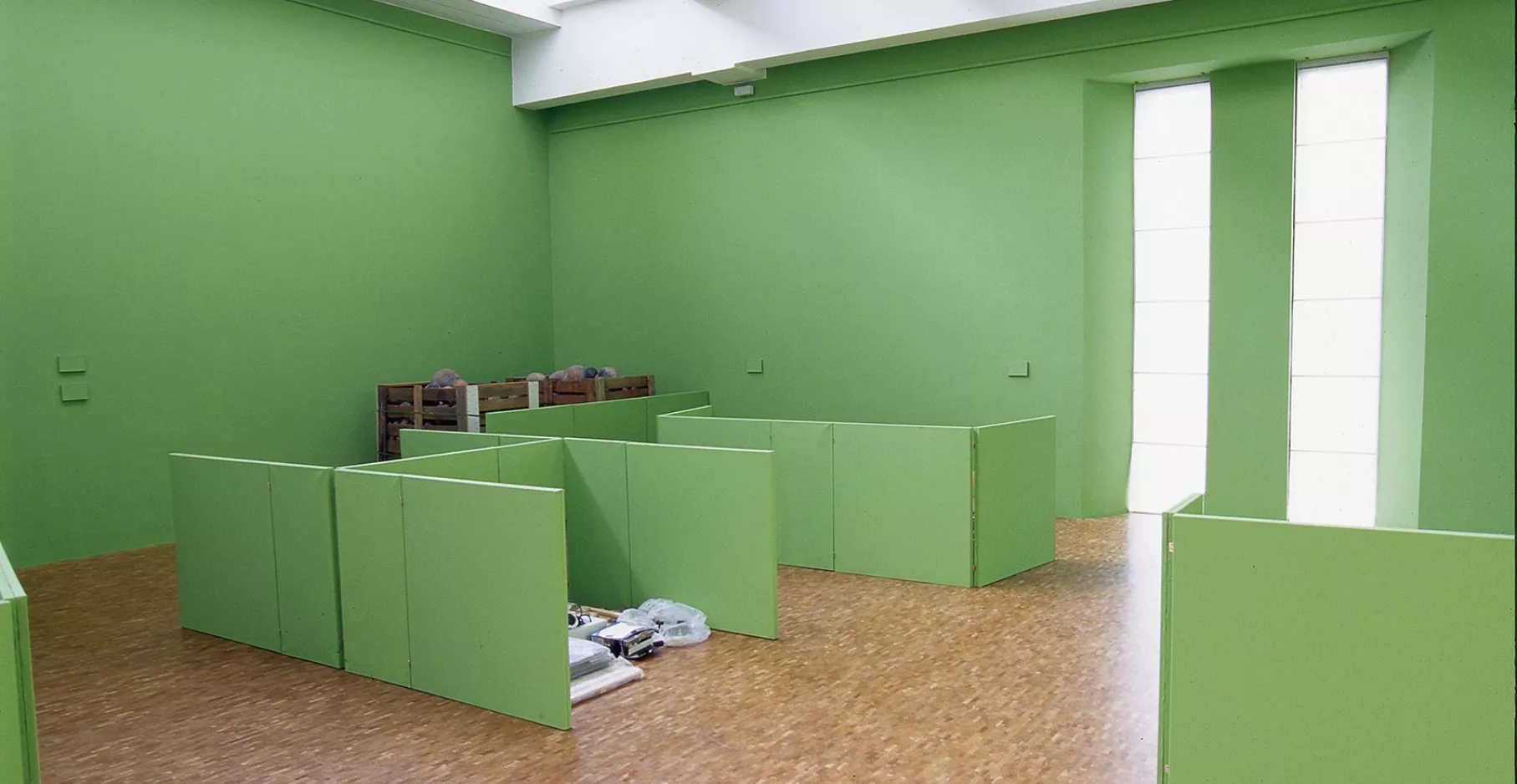 Salle d'exposition verte en accrochage.