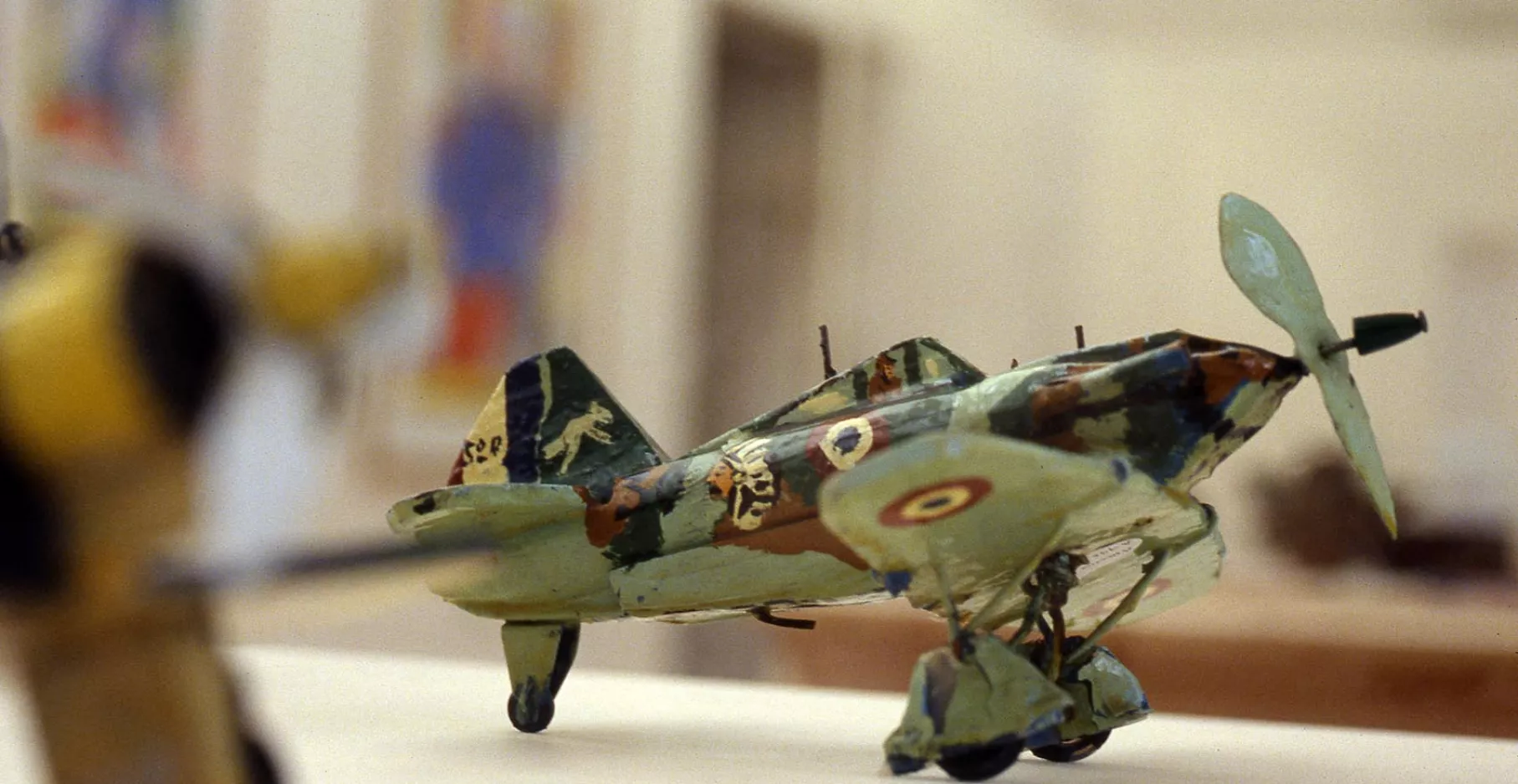 Avion sculpté.