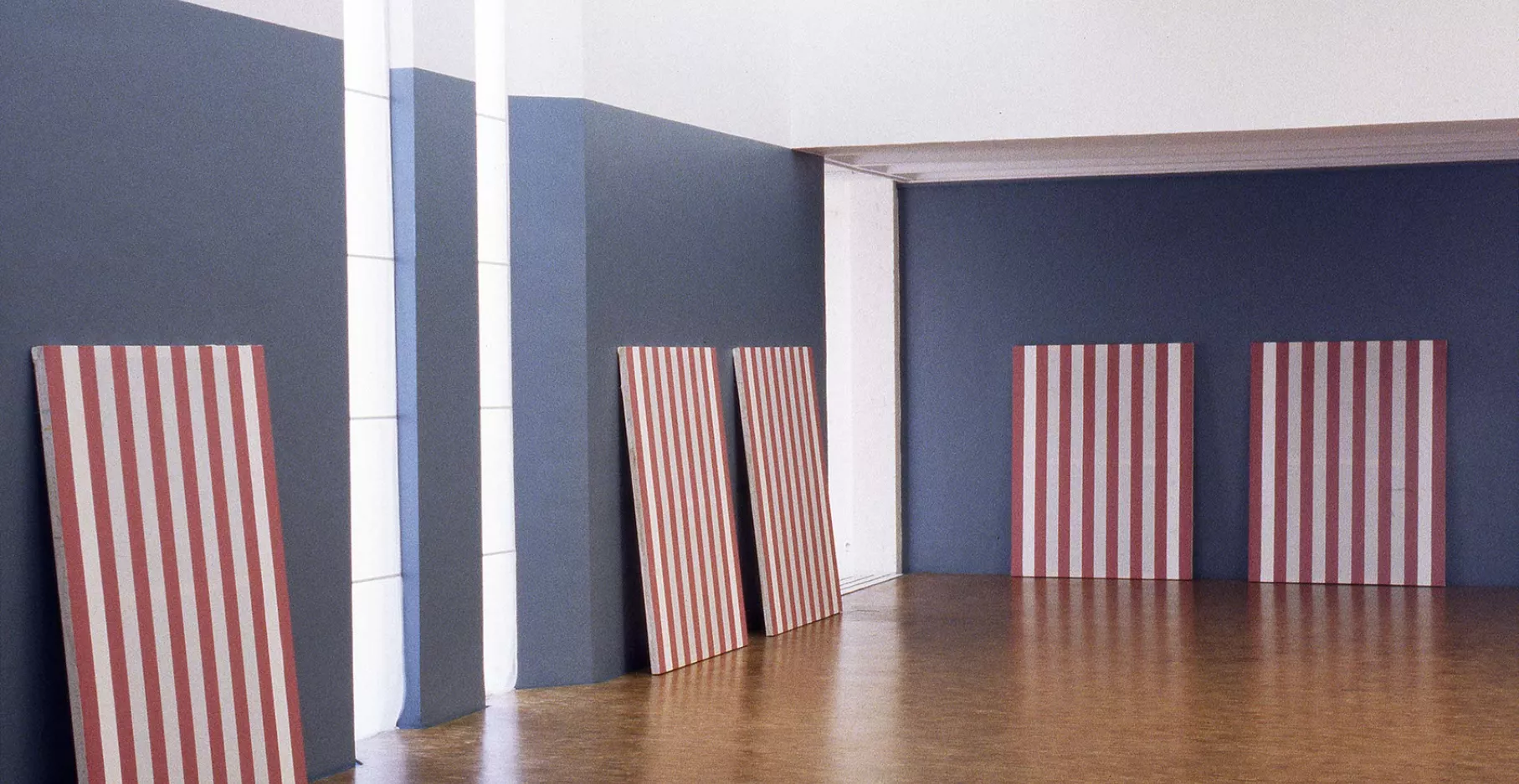 Salle d'exposition et œuvres apposé aux murs.