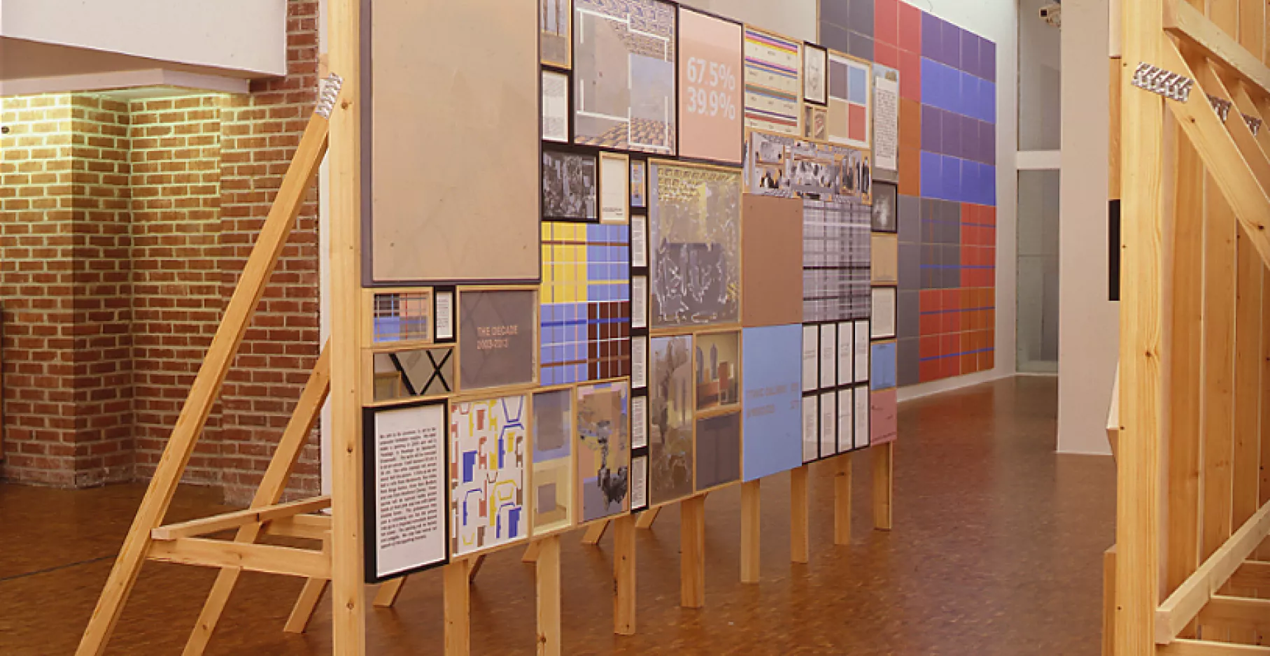 Panneau dans une salle d'exposition du musée avec tableaux.