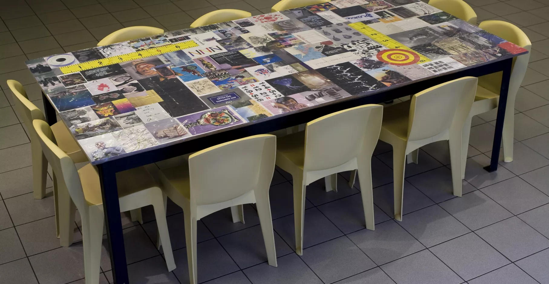 Table recouverte d'affiches.