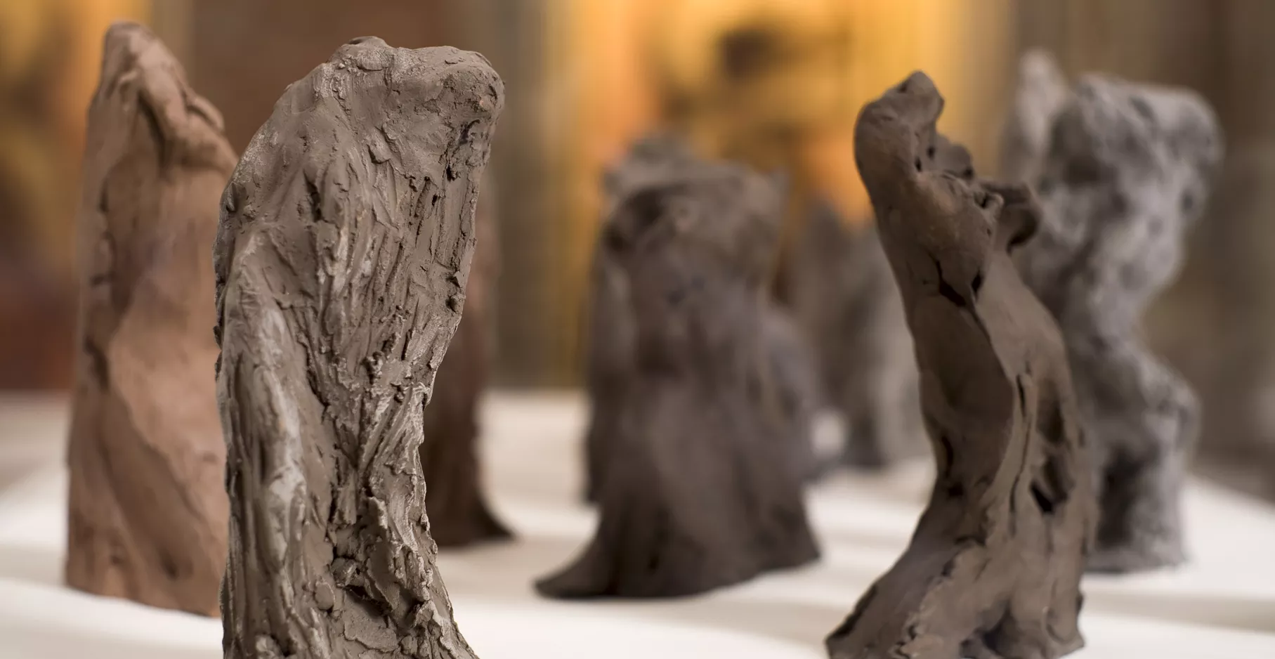 Sculptures en terre peu détaillés.