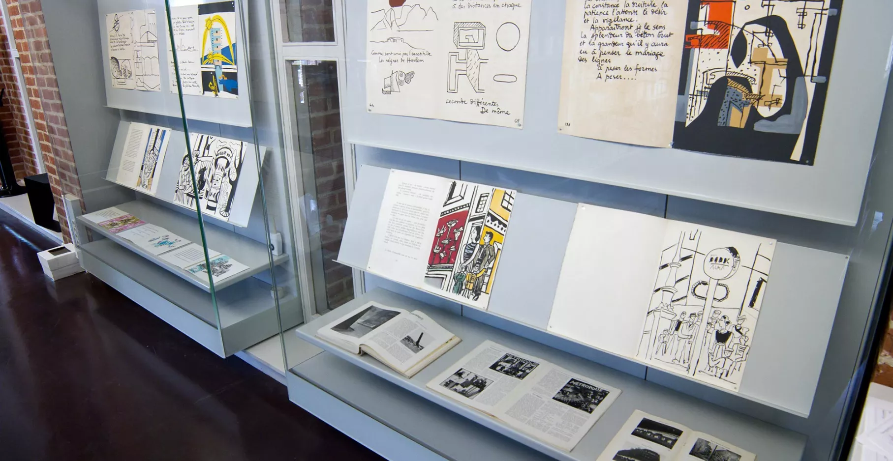 Vitrine présentant des ouvrages.