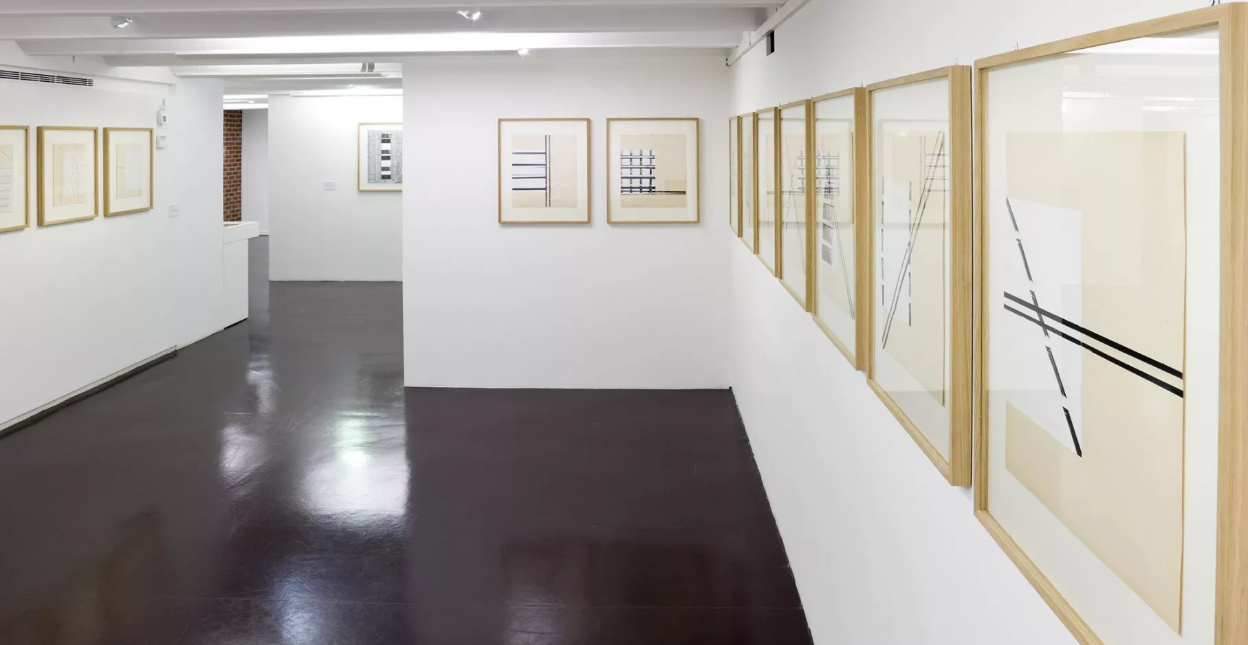 Salle d'exposition avec cadres aux murs.