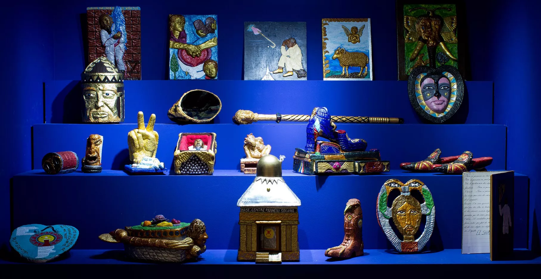 Multitude d'objets disposée sur un présentoir bleu.