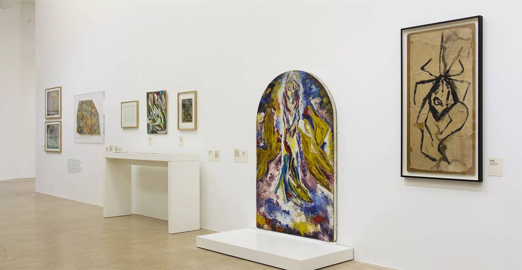 Salle d'exposition avec œuvres.