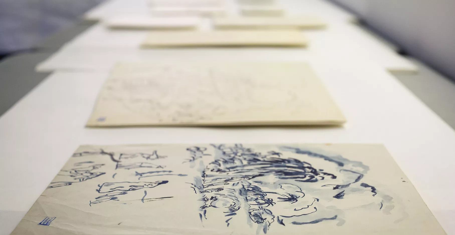 Dessin présenté sur une table.