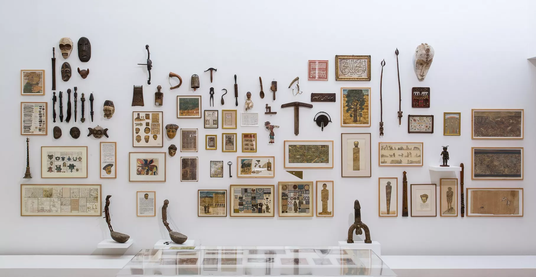 Cadres et objets sur mur.
