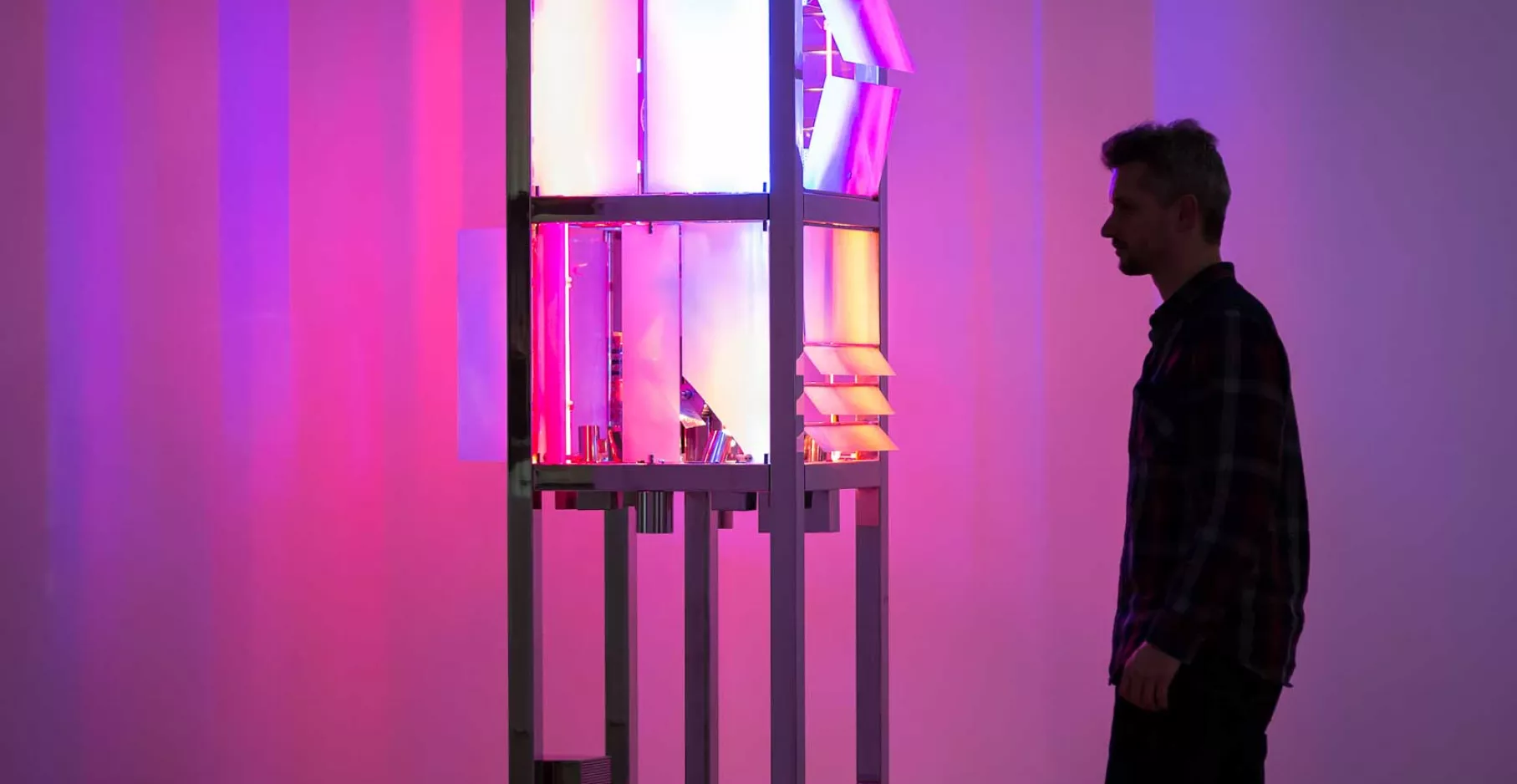 Installation lumineuse violette.
