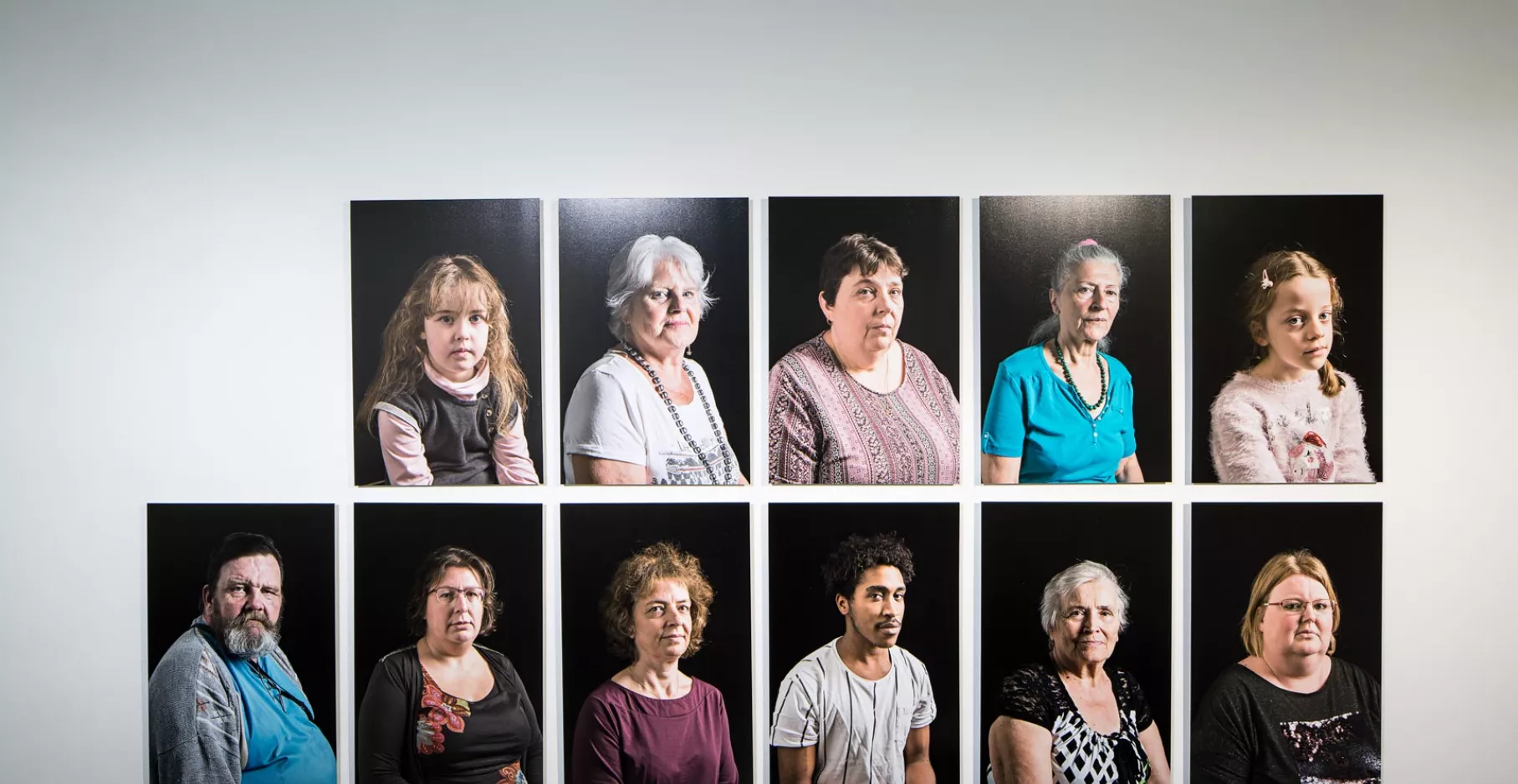 Photographies de 11 femmes sur un mur.