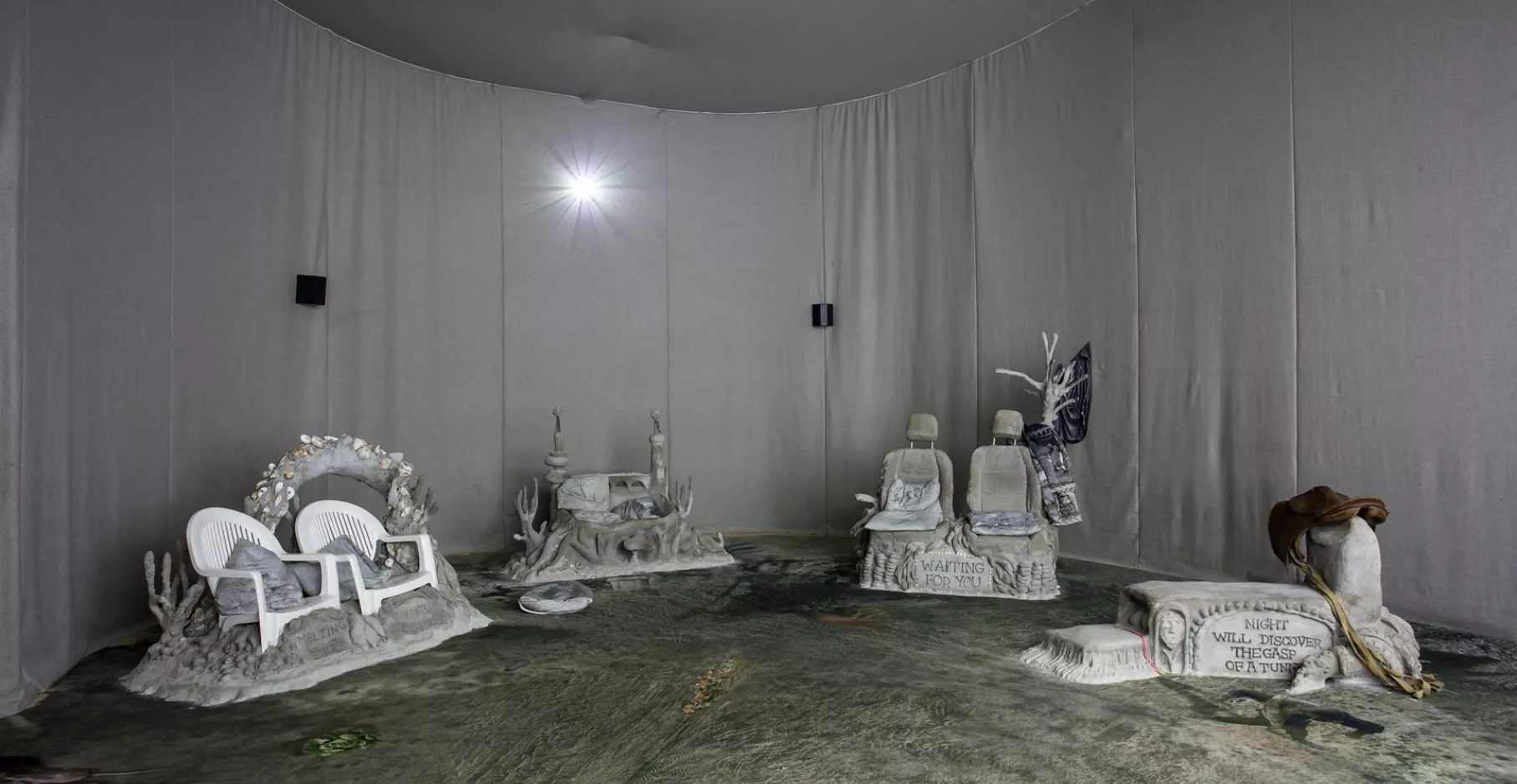 Salle de projection avec des sièges originaux sur le thèmes de la pollution, de la mer et de la vie.