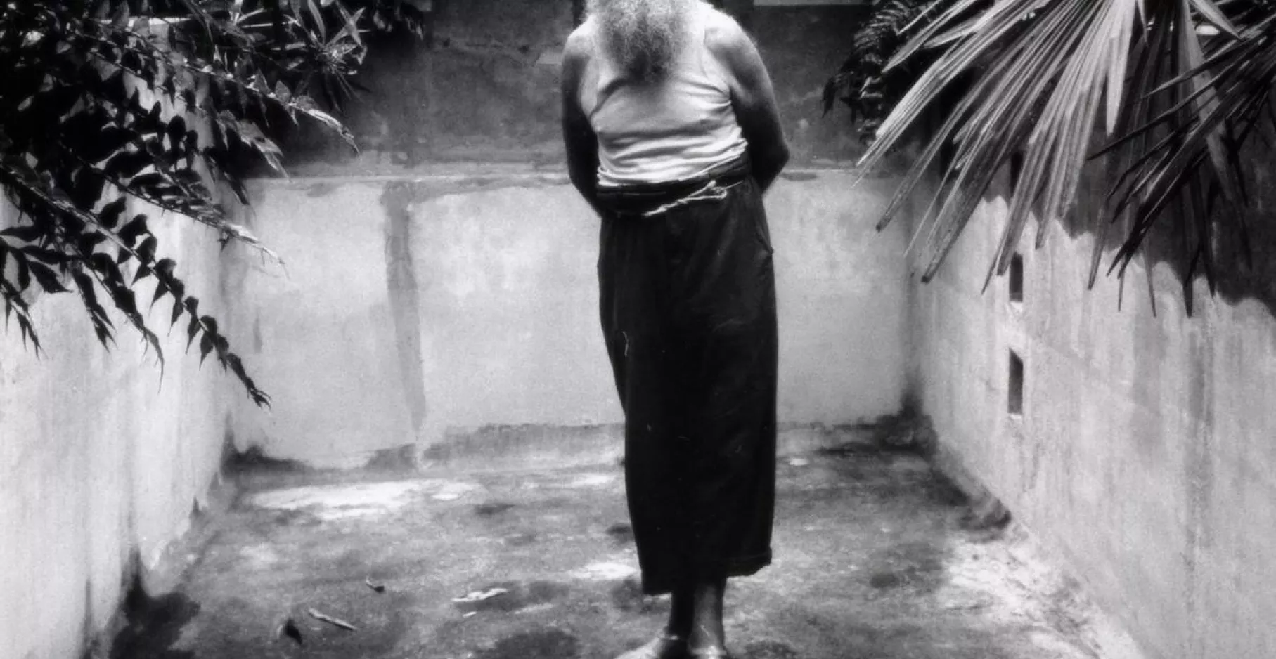 Photographie en noir et blanc d'un homme posant pour le photographe.