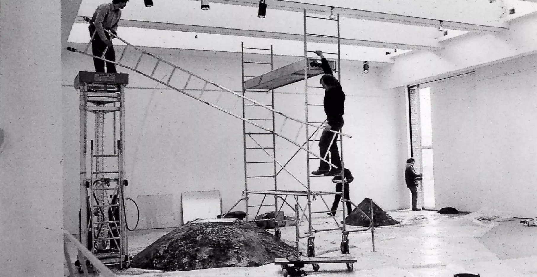 Photographie en noir et blanc de coulisse du musée.