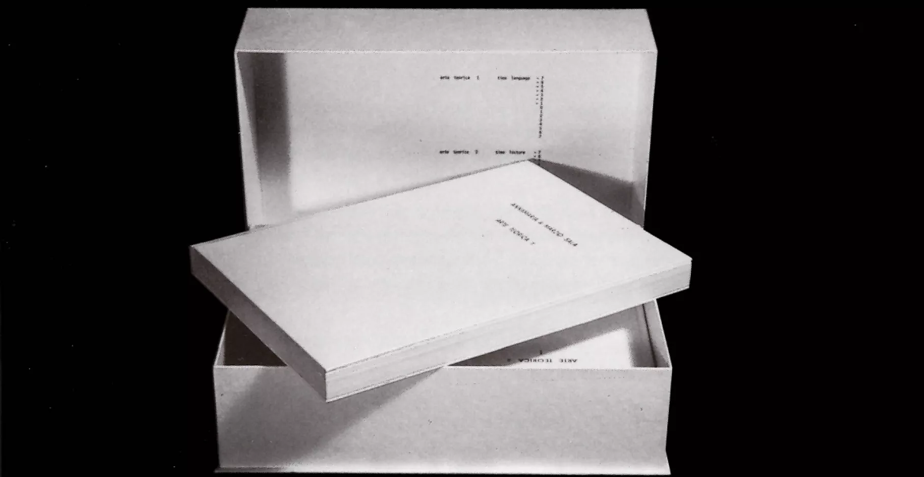 Livre sur une boite.