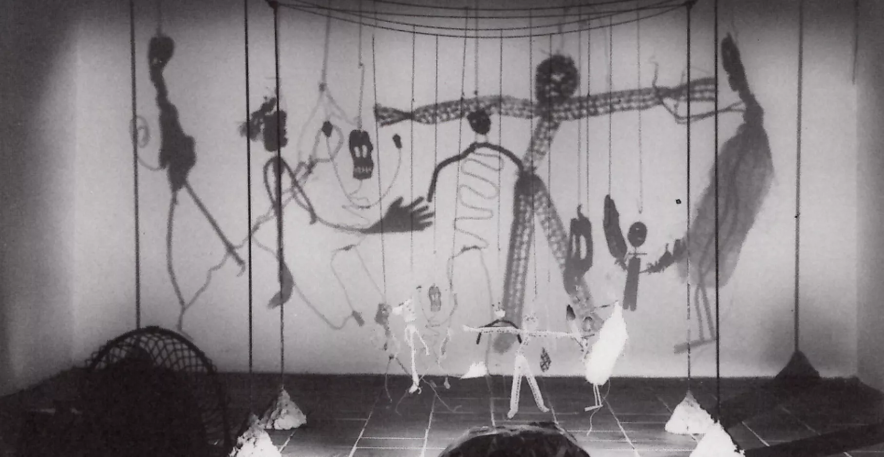 Projection de lumière sur des sculptures faisant apparaitre au mur de grandes ombres. 