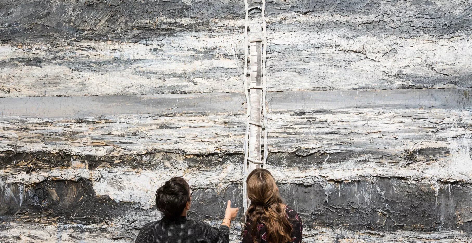 Visiteurs dans une salle d'exposition temporaire consacré à l'artiste Anselm Kiefer.