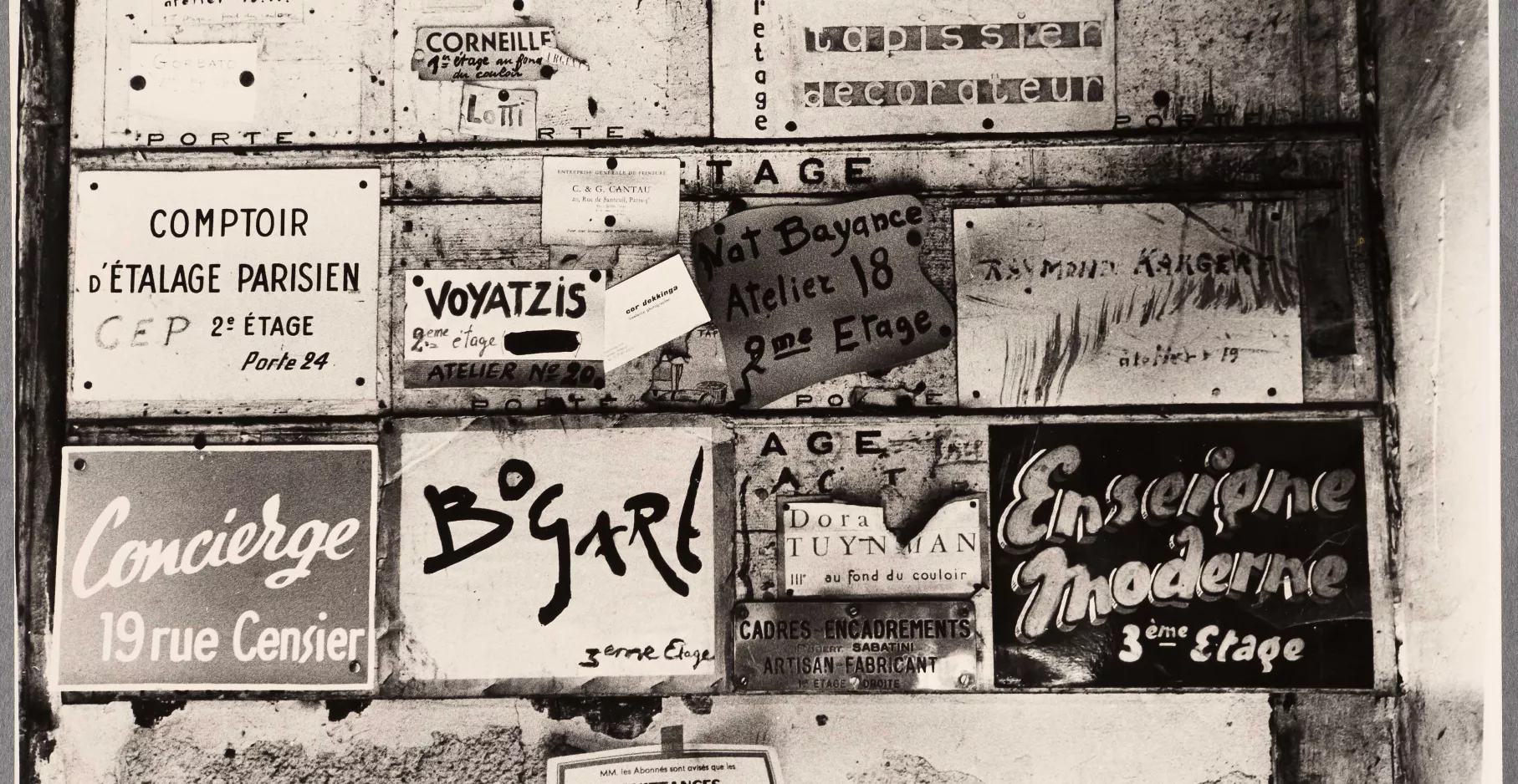 Cor-Dekkinga_Les-Noms-des-locataires-(Rue-Santeuil,-Paris),-1960_PBernard.jpg