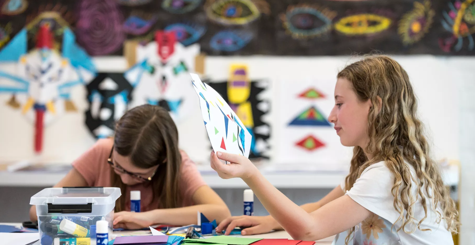Deux enfants durant un atelier collage.
