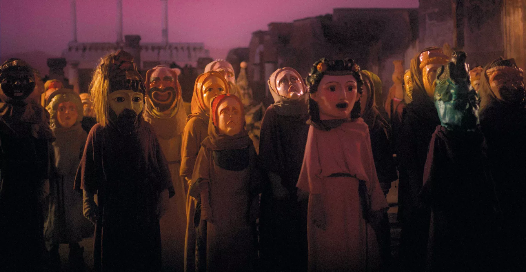 Extrait du film de Wael Shawky "I Am Hymns of The New Temples". Vue sur un regroupement de personnages regardant vers la camera. 