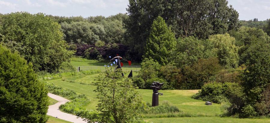 Image du parc du LaM avec sculptures d'Alexander Calder et Jacques Lipchitz