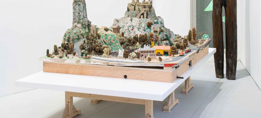 Maquette de grande taille dans une salle d'exposition.