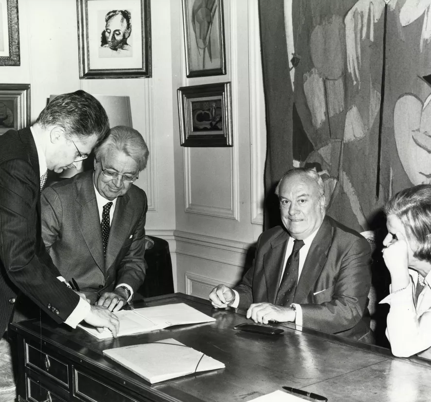 Signature de l’acte de donation le 16 octobre 1979 (archives de la MEL)